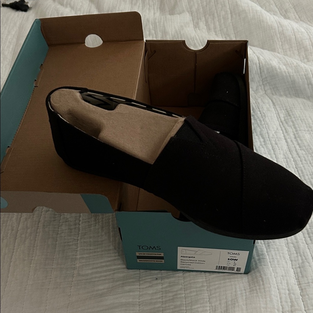 TOMS Classic Black Canvas Slip-Ons-NEW in original packaging